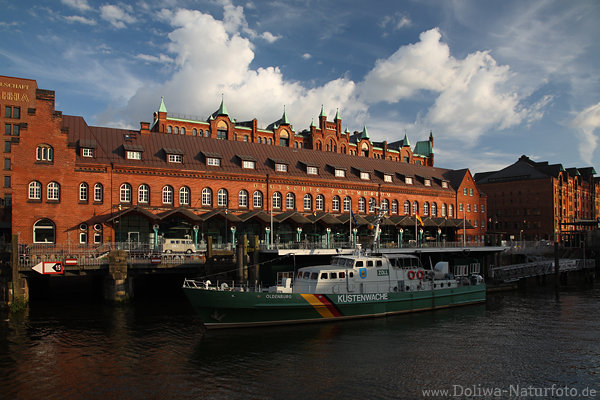 Hamburg Zollmuseum in Speicherstadt Backstein-Architektur Wolken Lichtstimmung ber Kstenwache-Boot in Wasser Zollkanals