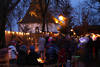 Adventszeit in Bergen Kinder Lagerfeuer vor Kirche weihnachtliche Abendkulisse