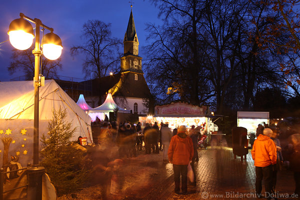 Weihnachtsmarkt-Bergen Adventsmarkt um Kirche romantische Nachtlichter