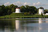 905132_ Weien Windmhlen Fotografie am Wasser von Gifhorner Mhlensee, Seenlandschaft Bild