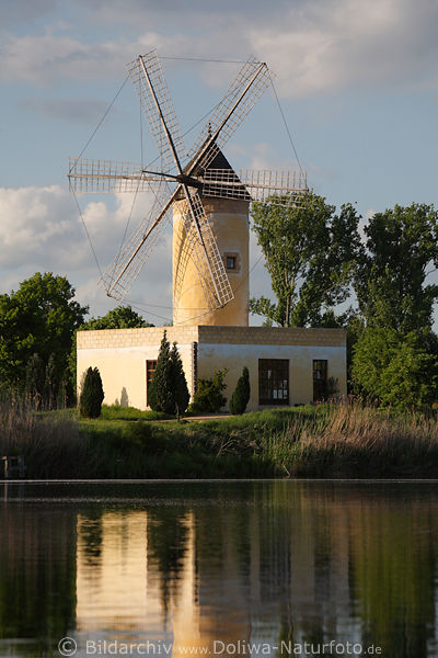Getreide-Windmhle Nahfoto am Seeufer von Mhlensee, Moli de Tramuntana gelbe balearische Mhle