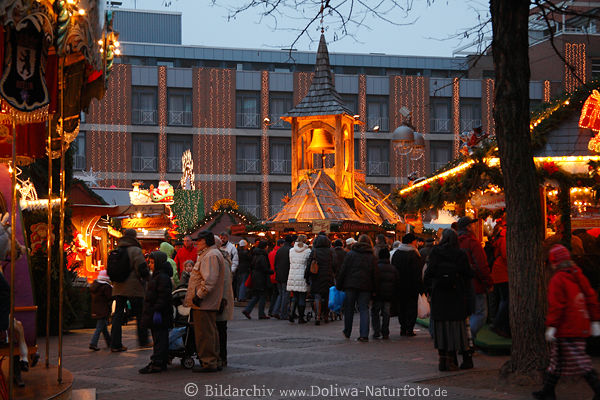 Hannover Weihnachtsmarkt Familien auf Marktplatz flanieren