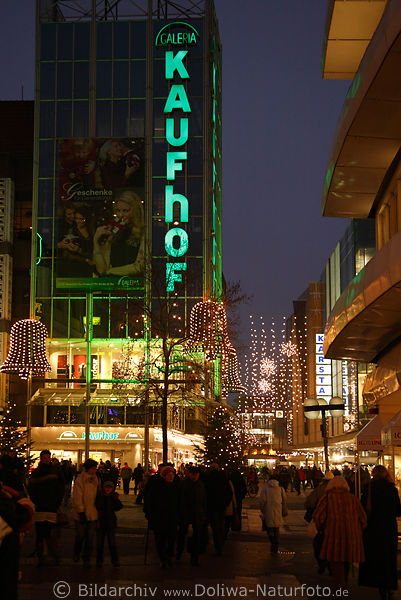 Hannover Weihnachtszeit Foto Lichtglocken, Lichtsterne Illumination am Galeria Kaufhof leuchtende Innenstadt