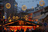 711453_ Hannover Fussgängerzone in Weihnachtsdekoration Foto, Kugelleuchten, leuchtende Bällen über Strasse