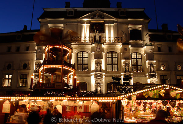 Lneburger Rathaus Frontfassade Adventslichter ber Weihnachtsmarkt Flaniermaile