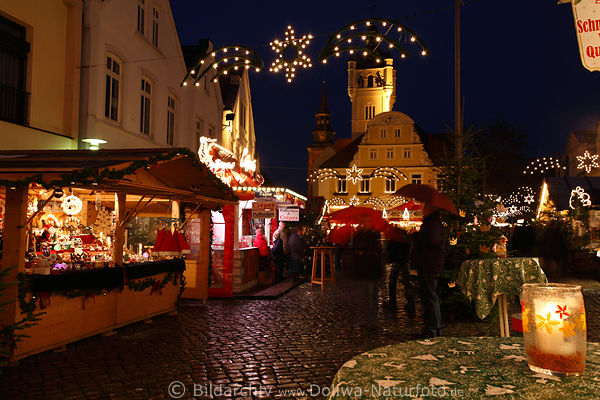 Verdener geschmckte Gasse Photo mit Weihnachtsmarkt in Adventszeit vorm Rathaus