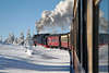 101800_Brockenbahn Dampflok mit Wagons in Kurvenfahrt Foto durch Schnee, Winterlandschaft zum Brocken