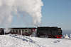 101895_Harzer Schmalspurbahn Dampflok mit Wagons Foto in Schnee Winterlandschaft am Brocken