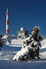 101947_Brocken Sendemast einstiger Fernsehturm Winterfoto Harz weiss-blaue Schneelandschaft Nationalpark Hochharz