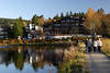 Kranichsee Hotels am Wasser Uferpromenade Spaziergang Foto Harz Urlaub in Goslar Hohnenklee