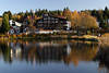 Hotels am Kranichsee in Goslar Hohnenklee Foto Golden-Herbst Urlaub an der Seepromenade