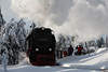 101287_Harz-Bahnlok in Schnee Winterbild unter Dampf Menschen neben schwarzer Lokomotive