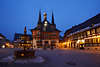 Wernigerode Marktplatz-Brunnen Reisefoto vor historischem Rathaus in Altstadt Blaustunde