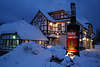 102269_Schierker Feuerstein Stammhaus Alte Apotheke in Schnee Winterromantik Bild in blauer Stunde im Harzurlaub