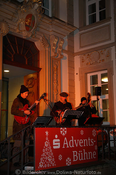 Musiker-Trio Lieder spielen & singen auf Hildesheimer Adventsbhne Foto vor Weihnachtsmarkt Publikum