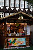 916303_Crêpes aus Frankreich Verkäufer in kleinem Markthäuschen Foto auf Hildesheimer Weihnachtsmarkt
