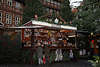 916306_Puppendoktor Irmtraud’s Puppenstübchen buntes Marktstand Foto aus Hildesheim Weihnachtsmarkt
