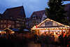 916355_Menschenmenge auf Weihnachtsmarkt Hildesheim unterm Weihnachtsbaum in historischen Kulisse