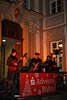 916384_Musiker-Trio Lieder spielen & singen auf Hildesheimer Adventsbühne Foto vor Weihnachtsmarkt Publikum