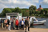 Schiffsanleger Eutiner See Wasser-Rundfahrt MS.Freischütz Touristen vor Schlossblick