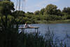 1506933_Mühlensee Wasserufer Steg mit kuschelndes Liebespaar in Naturbild