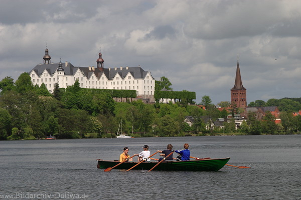 Plner See Freizeitruderer Jungs Mdel in Boot auf Wasser vor Schloss