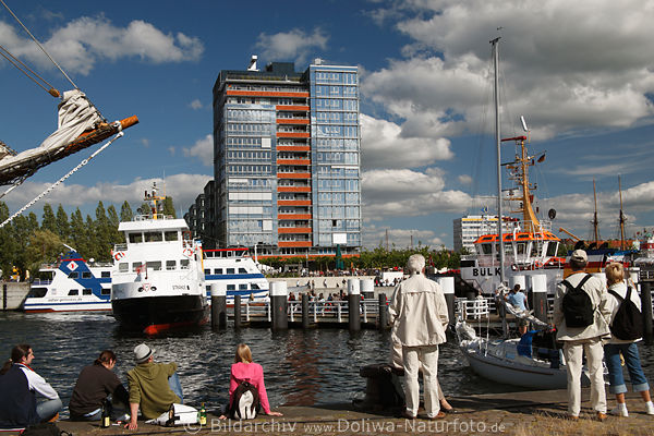 Kiel-er Woche Hafen an Hörnbrücke Ostseekai Besucher maritimes Seglerfest