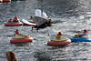 Kindertrio fliegen über Wasser zu Kinder in Schlauchbooten Rafting, Flugspass, Wasserspaß