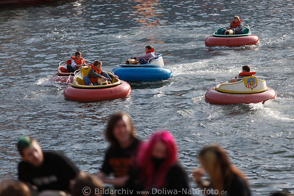 Wasserrafting Schlauchboote mit Kindern in Spritzwasser Kielerwoche Hafenfest