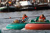 805919_ Mädchen Paar in Schlauchbooten auf Wasserfahrt, Riesenspass für Kinder beim Kieler Woche Hafenfest