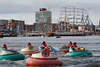 805923_ Kinderspass in Schlauchbooten auf Wasser mit maritimen Hafenblick, Kiel, Kieler Woche Riesenspass