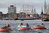 805925_ Spass für Kinder beim Rafting Foto im Hafen, Kieler Woche Hafenfest Riesenspass im Schlauchreifen