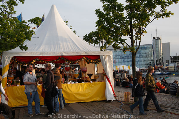 Kiel Bowle-Zelt Besucher Ostsee Hafenpromenade
