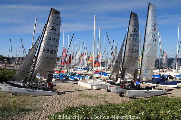 Katamarane Segler Boote in Kiel-Schilksee Strand am Olympiahafen