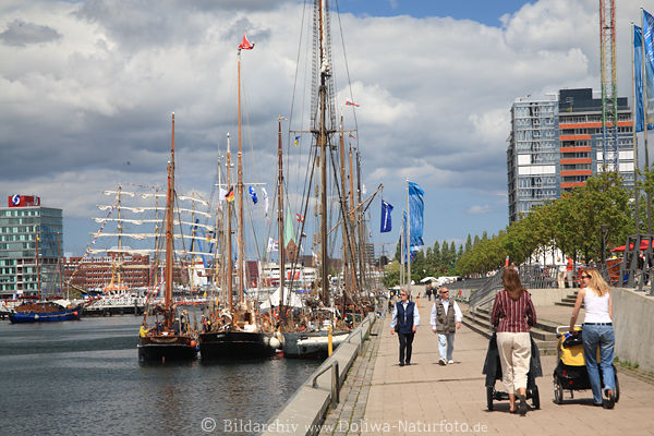 Kiel Hafenpromenade Landschaft Segeljachten Besucher Paare am Wasser