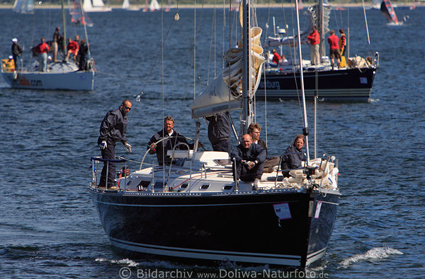 Kieler Woche Segelyacht Segler-Besatzung in Förde-Wasser vor Schilksee
