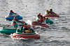 Wasserrafting Spass für Kinder in Wasserspritzer beim Schlauchbootfahrt, Kieler Woche Hafenfest Foto