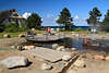 802847_ Dahme Bänke am Teich mit Feriengästen am Wasser, Ostseelandschaft Fotografie an Seepromenade