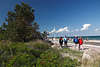 802851_ Ostseebad Dahme Strandpromenade Foto entlang langer Seeküste mit Urlauber am Nordstrand