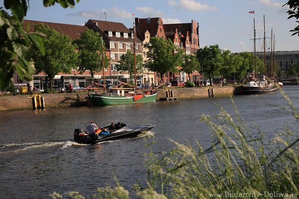 Lbeck Holstenhafen Boottour Schiffe in Wasser Untertrave Ufergrser Huserblick