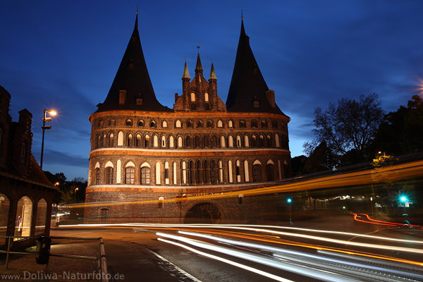 Lbeck Holstentor Lichtspuren Nachtfoto Altstadt Straenbild