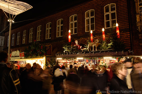 Lübecker Weihnachtsmarkt Adventzeit in Altstadt am Rathausplatz Nikolaus Schlitten