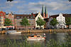 Lübeck Untertrave Boot Wasserfahrt vor Altstadt Kirchblick