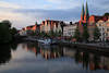 108229_Lübeck Altstadt Häuser mit Cafés am Ufer Obertrave in letzten Sonnenstrahlen & Wasserspiegelung