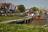 802577_ Greetsiel Idylle am Hafen in Frhling, Touristen Ausflug Tip in Ostfriesland, Fischerdorf grne Deiche