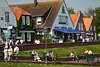 802579_ Greetsieler Urlauber auf Hafendeich, Fischerdorf Promenaden in Frhling am Hafen Nordseekste