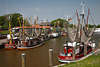 802581_Ostfrieslands Kutterflotte in Greetsiel maleriescher Hafen Frhlingsfoto grne Deiche an Nordsee Krummhrn