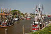 802584_ Greetsiel Fischerdorf Hafenbecken Bild, Sielhafen Flotte zwischen Deiche an Ostfriesland Krummhrn
