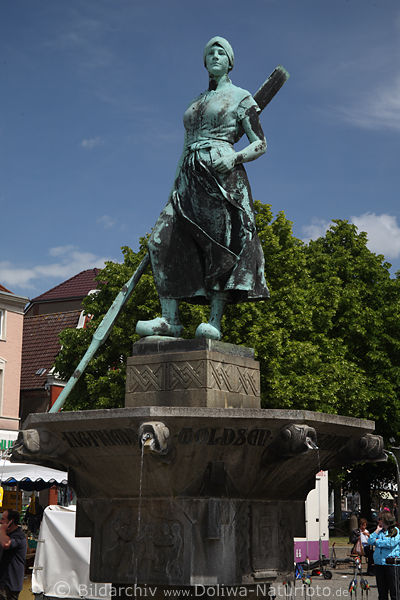 Husum Foto Tine-Brunnen von Adolf Brtt in Bild auf Marktplatz