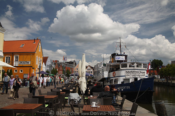 Husum Hafenstrae Foto Nordfriesland maritime Ansicht Hafencaf Bild vor Schiff Nordertor